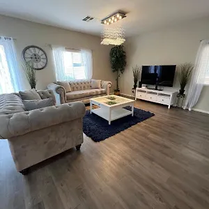 Spacious, Chic 3bd, Sleeps 8 Convenient To Everything Homestay Las Vegas